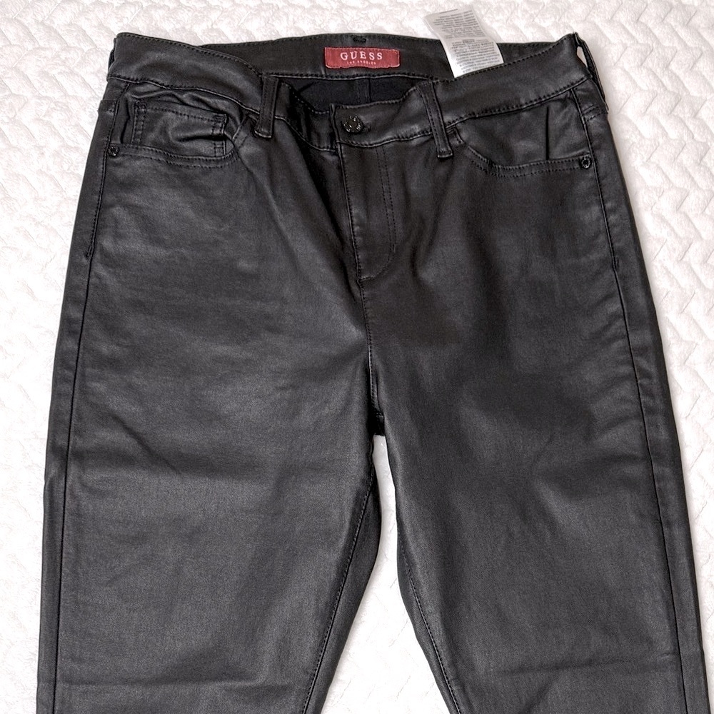 Guess skinny jeans with high waist and metallic coating.
Size:30